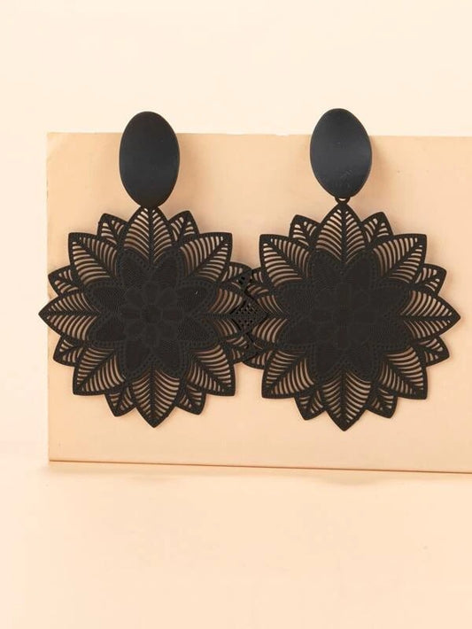 Κρεμαστά μαύρα σκουλαρίκια λουλουδάκι SC056